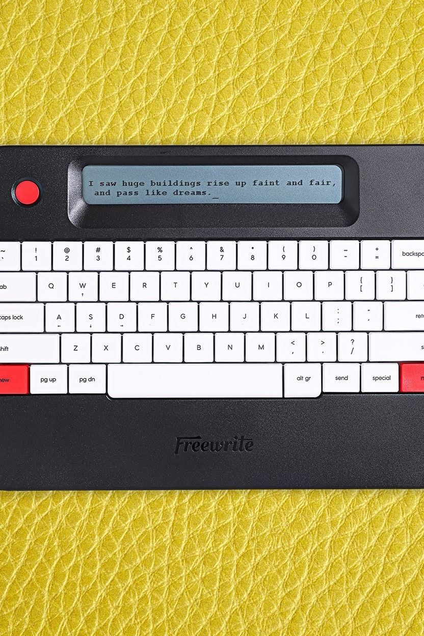 Astrohaus「Freewrite Alpha」レビュー：執筆に集中せざるをえなくなる