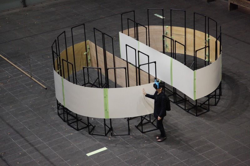 空間知覚をハックして、狭い室内を無限にまっすぐ歩き続ける「無限回廊