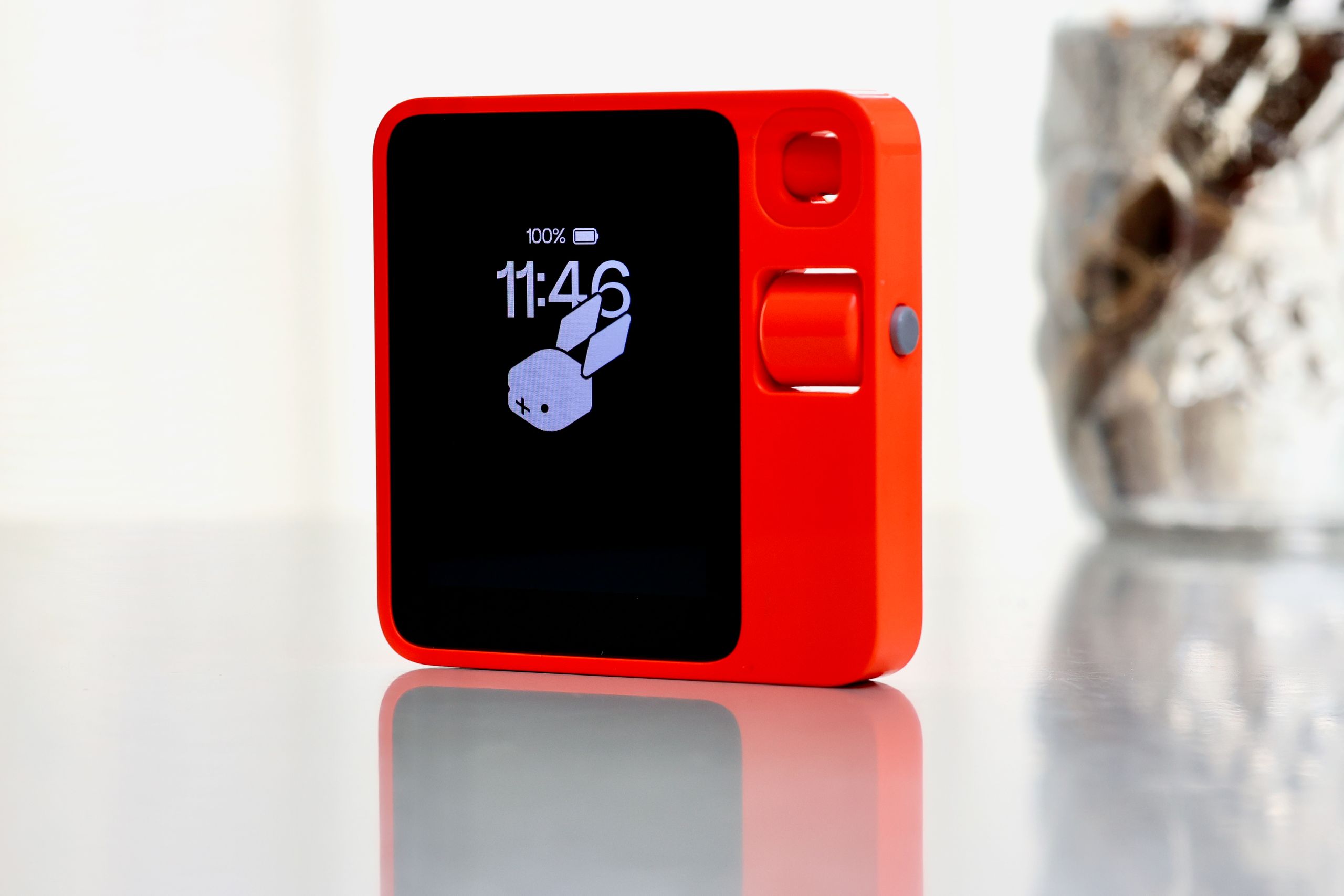 rabbit r1」日本語版レビュー：実用的ではないが“未来”を体感できる