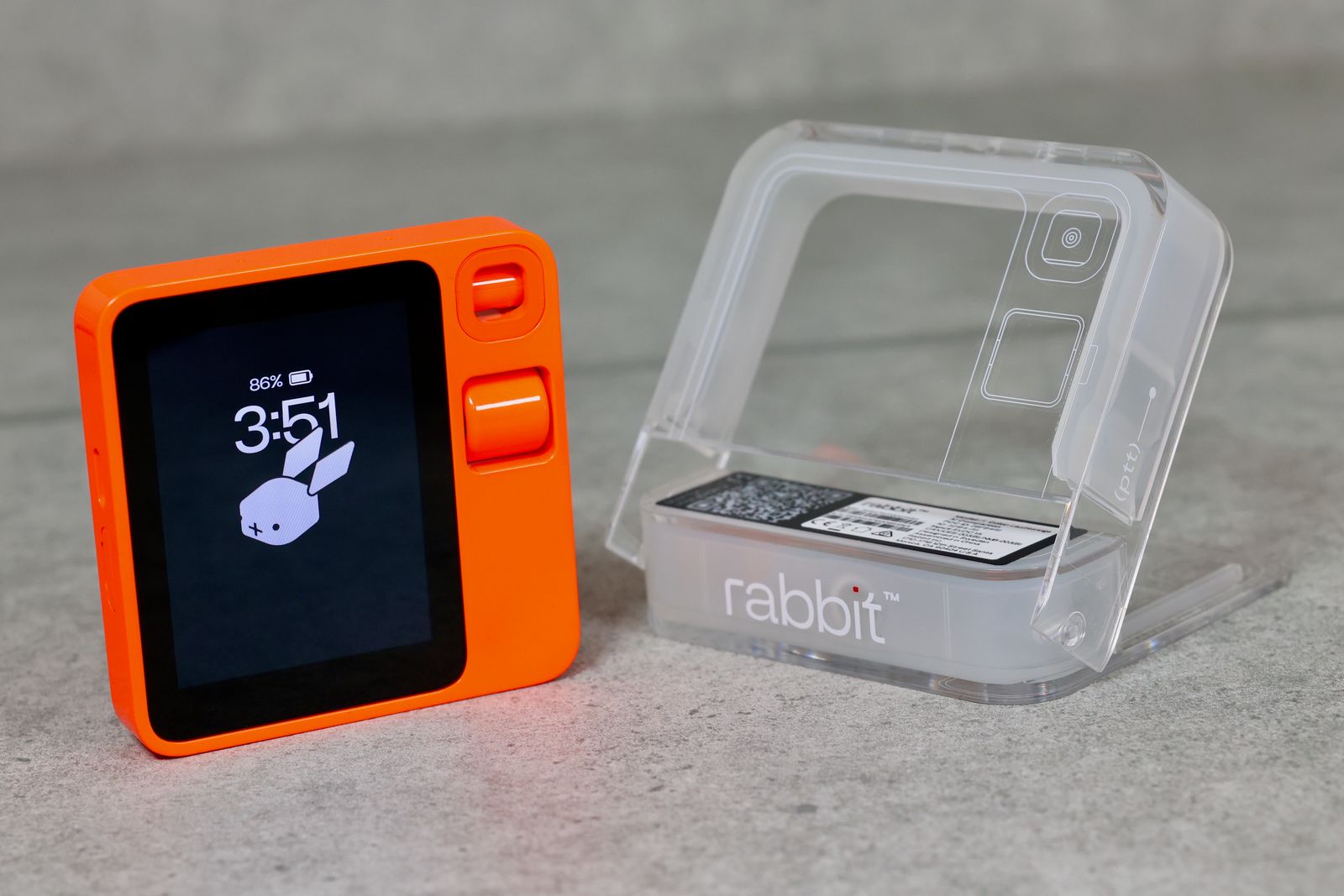 rabbit r1」日本語版レビュー：実用的ではないが“未来”を体感できる