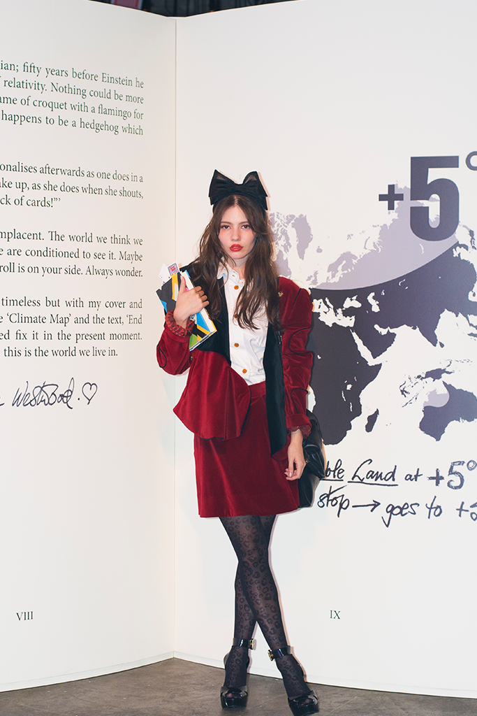 ヴィヴィアン」が「不思議の国のアリス」と