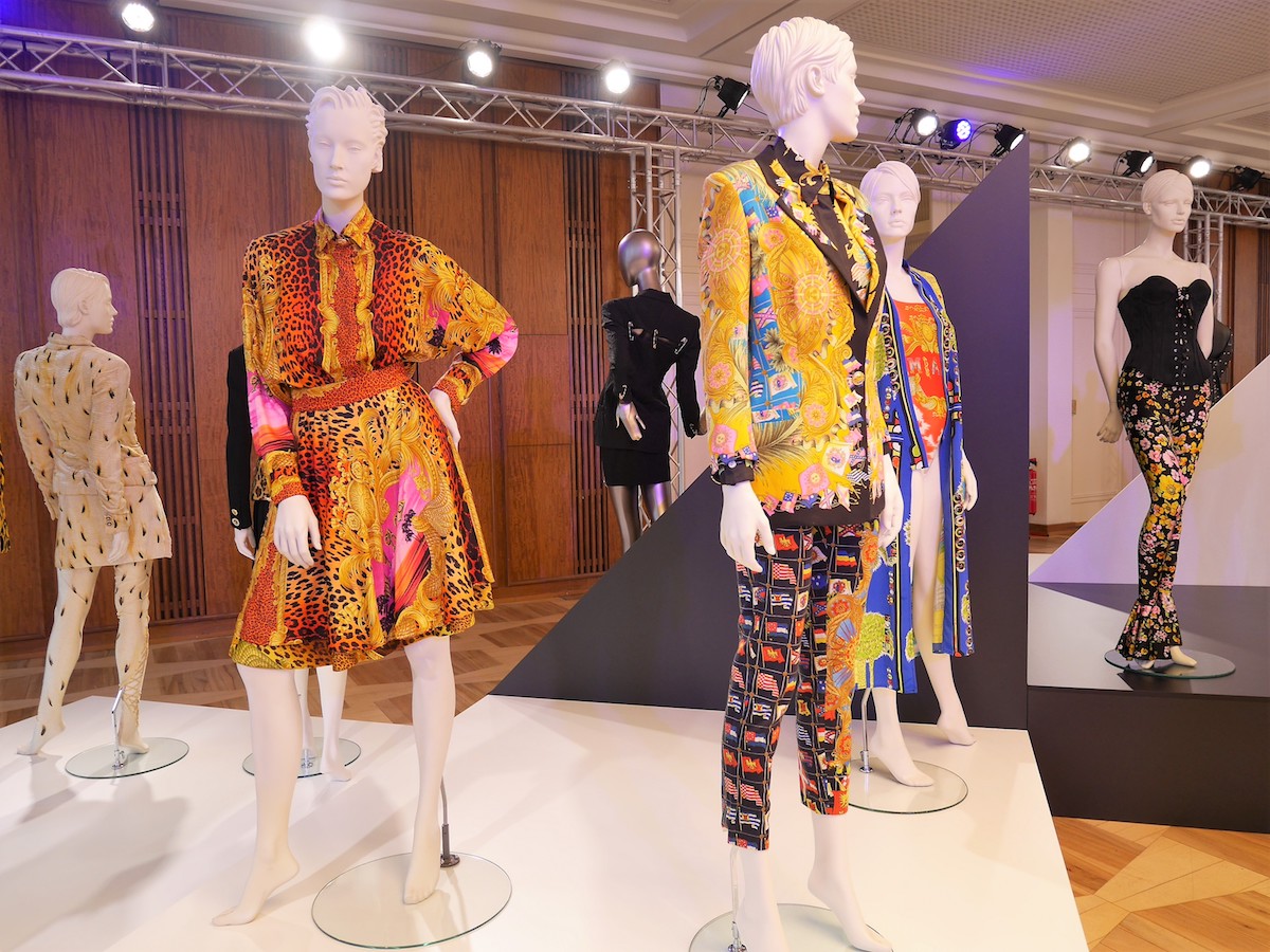 往年の貴重なアイテムが目白押し ジャンニ・ヴェルサーチのグラマラス