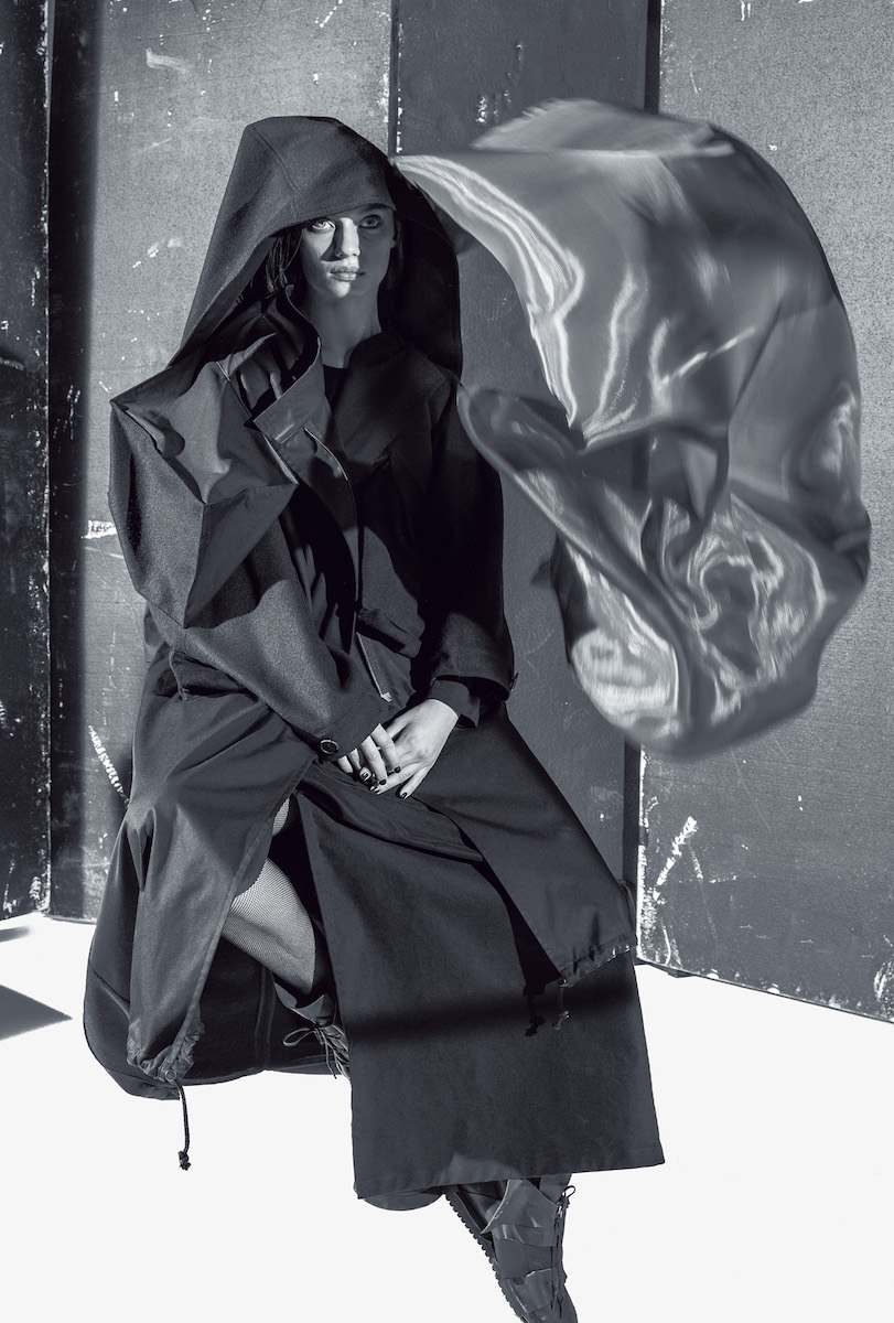 山本耀司が“服を作るように”制作 フォトアートブック発売記念の