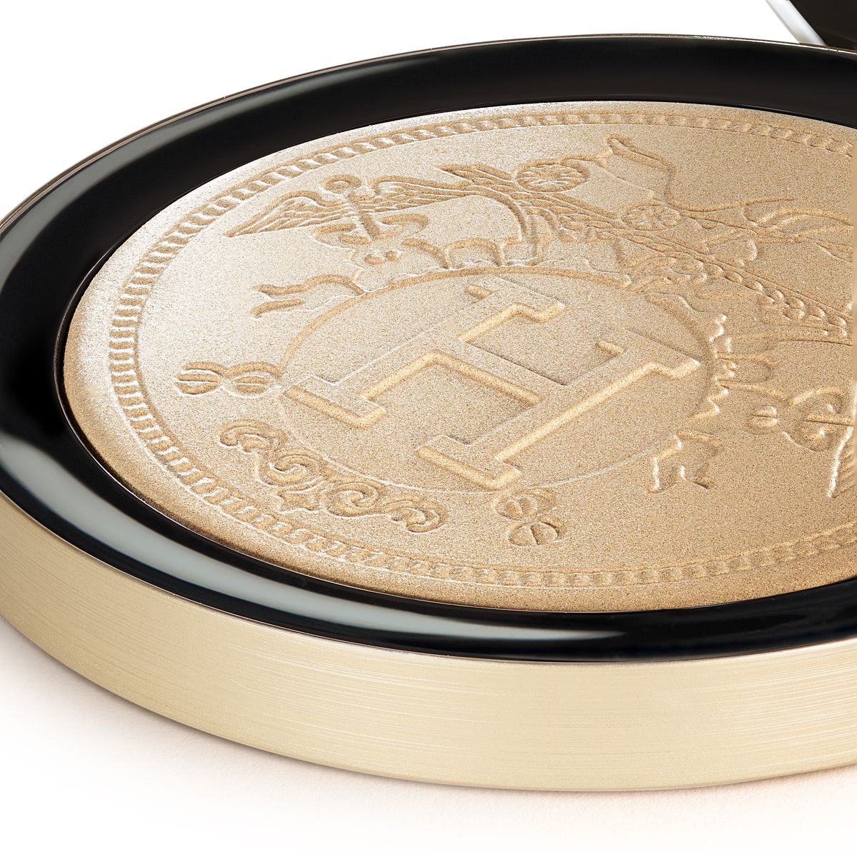 エルメス」からゴールドが煌めく限定のパウダーが登場 【クリスマス