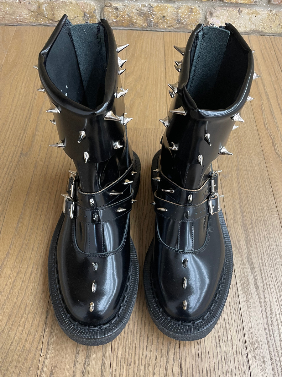 アンダーカバー」が英「ラロッカ」とのコラボブーツ “薔薇のトゲ