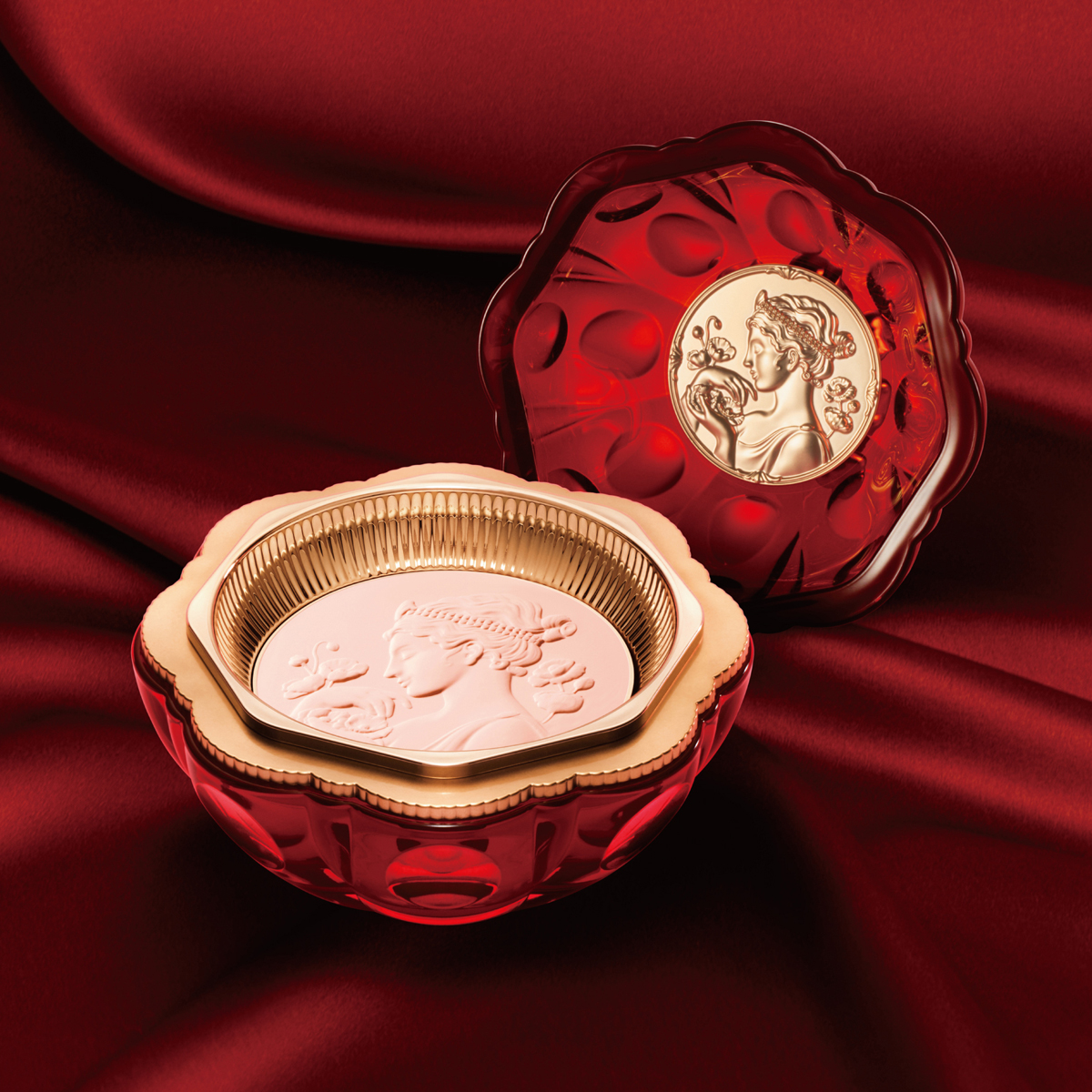 ミラノコレクション」から3万円のフェイスパウダー 芸術品に触れるよう