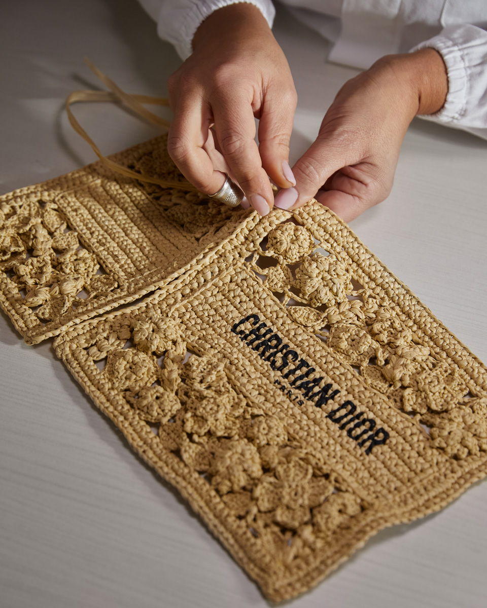 ディオール ブックトート”の新作はラフィア素材 手仕事のクロシェ編み