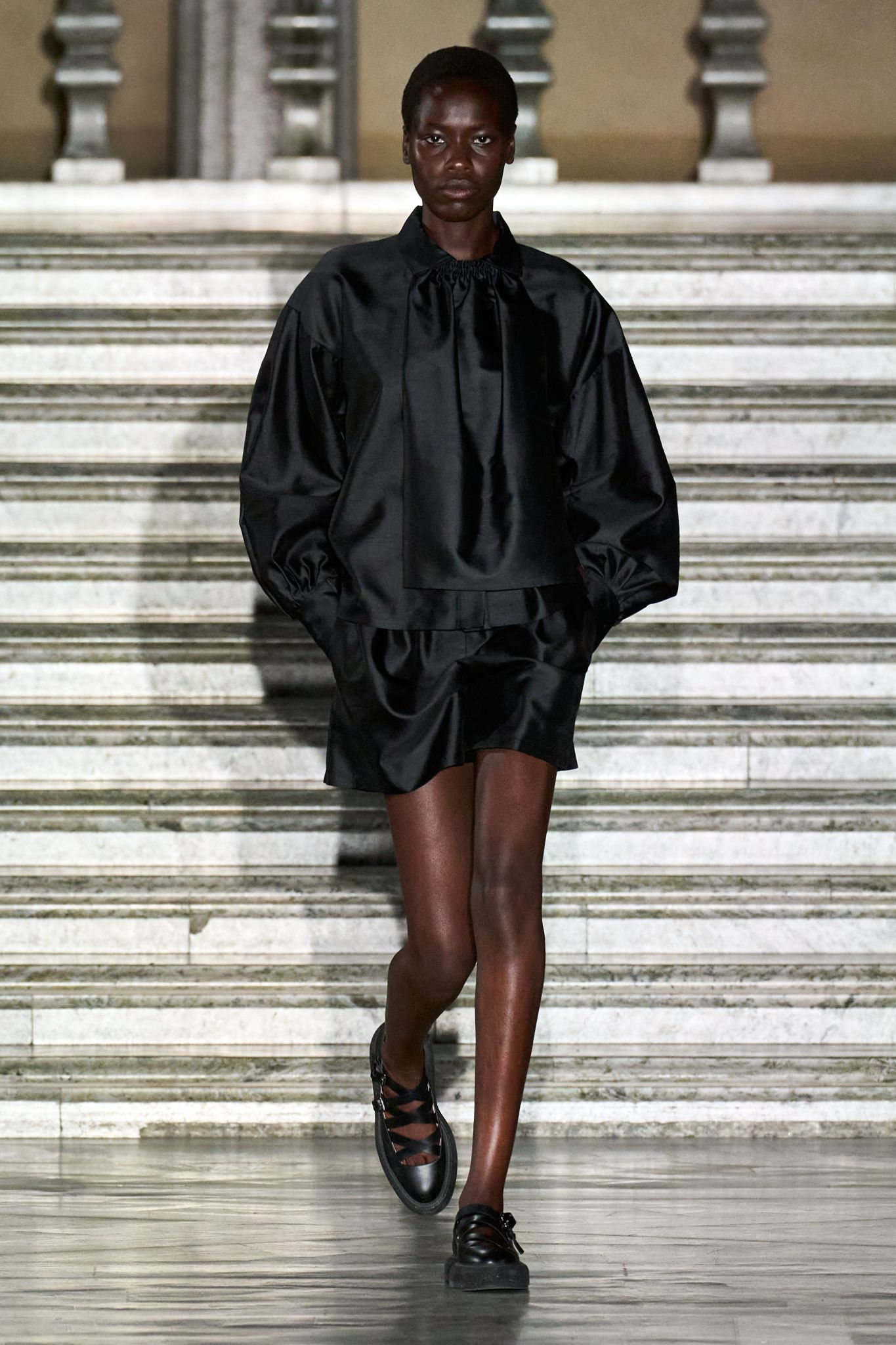 マックスマーラ」2024年リゾートコレクション - WWDJAPAN