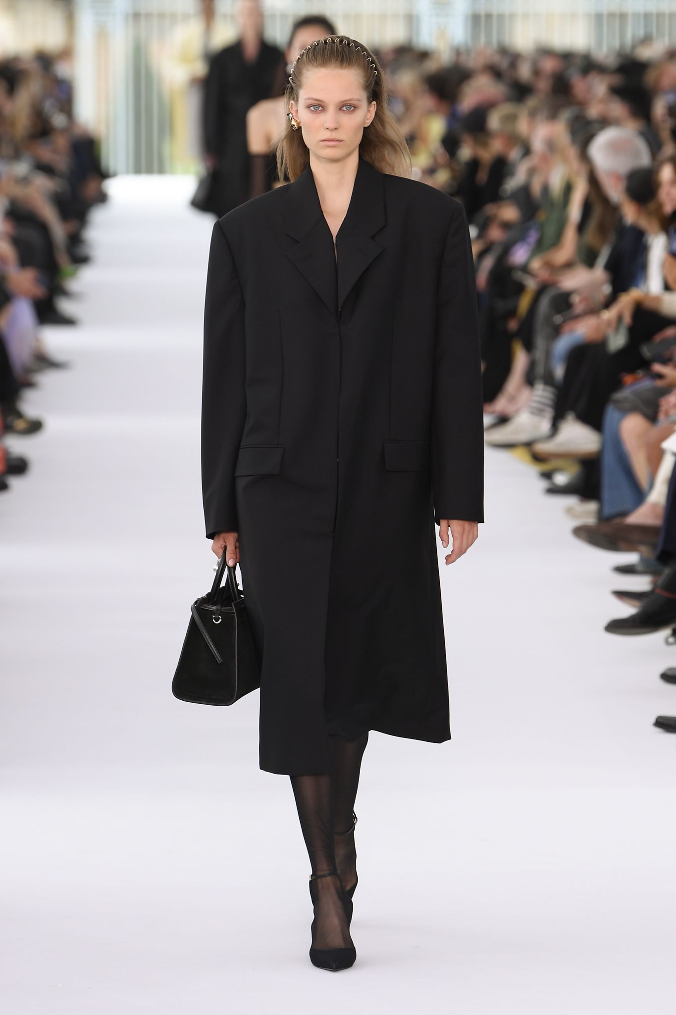 ルック】「ジバンシィ」2024年春夏コレクション - WWDJAPAN