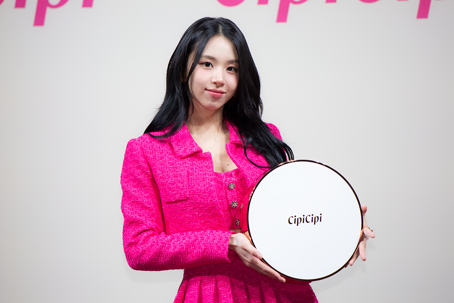 TWICEのチェヨンが「シピシピ」の新商品発表会に登場 「日本の化粧品