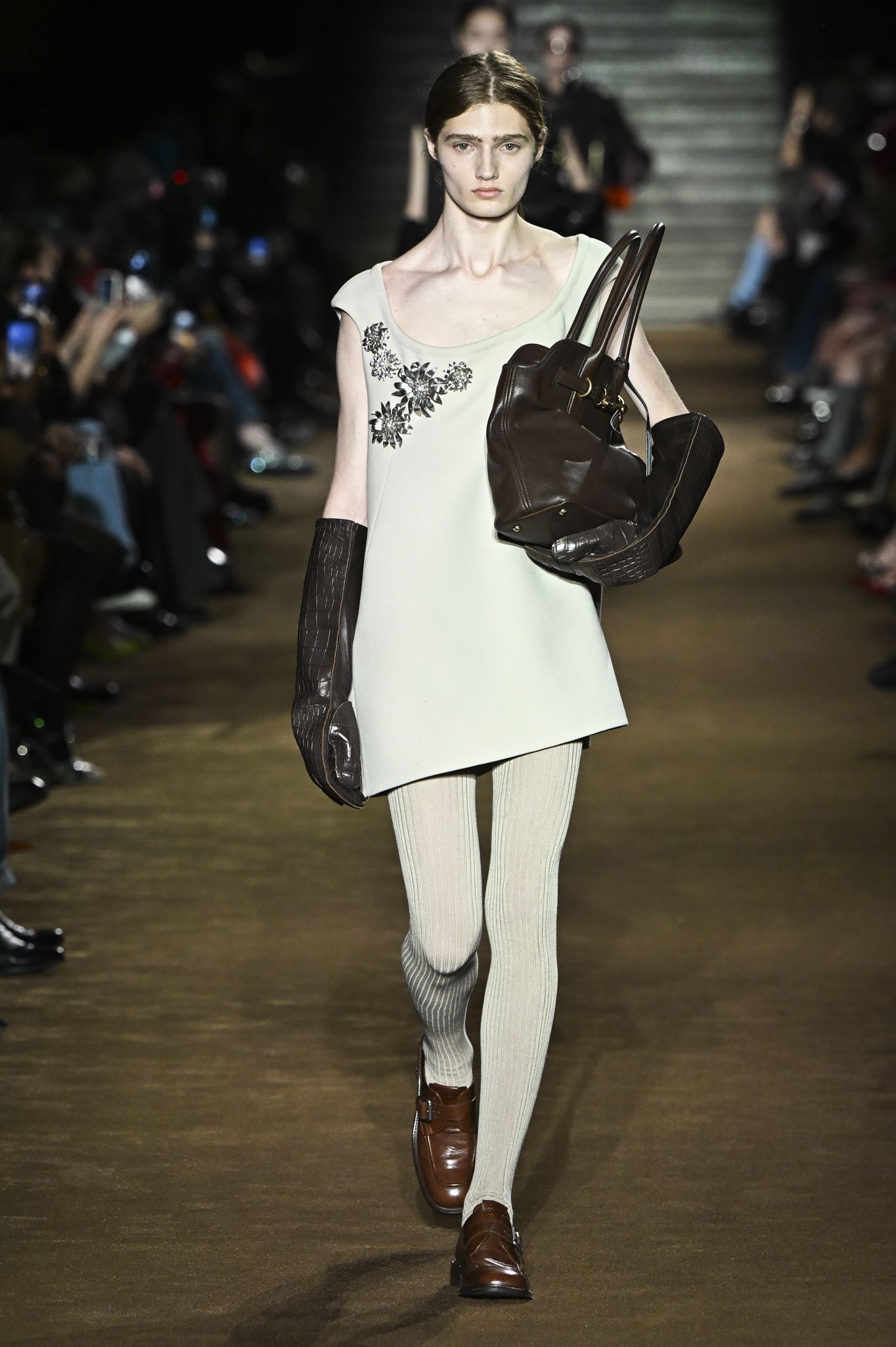 ルック】「ミュウミュウ」2024-25年秋冬コレクション - WWDJAPAN