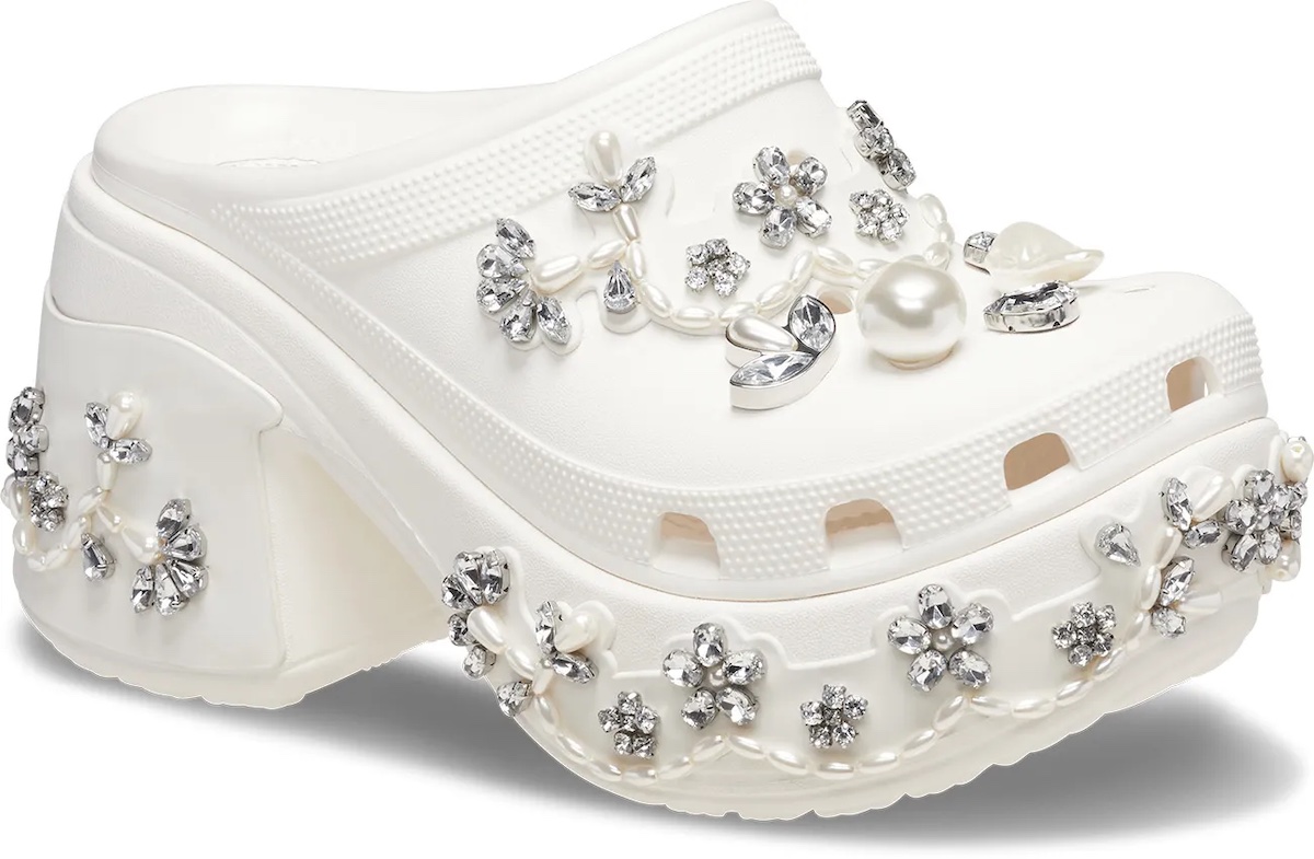 シモーン ロシャ」が「クロックス」とのコラボシューズを4月10日に発売