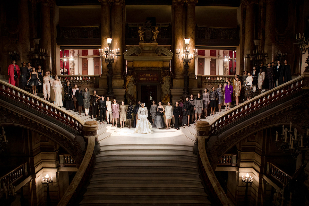 シャネル」がオペラ座で見せた、揺るぎないメゾンコードとサヴォア