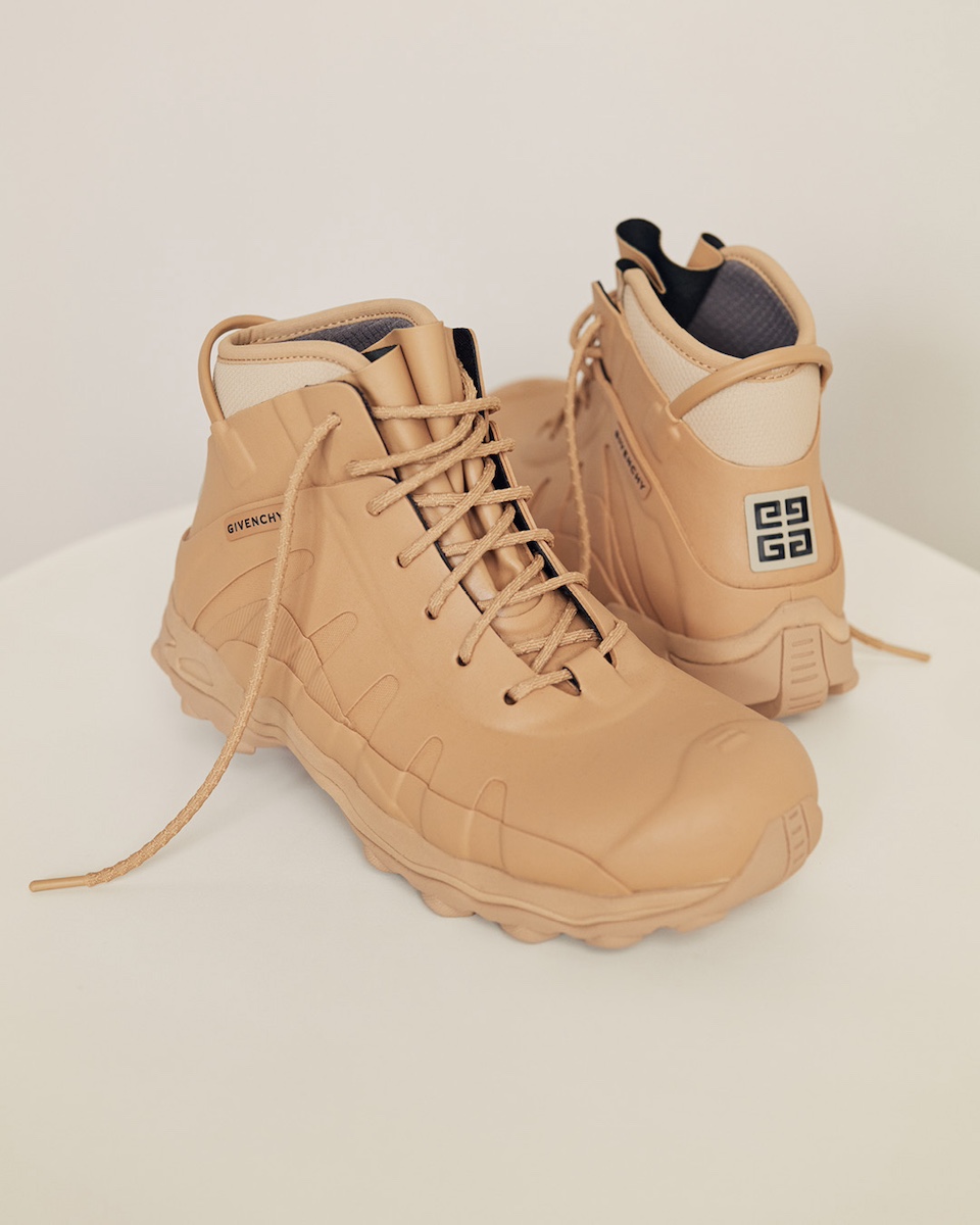 ジバンシィ」が米アウトドア、ボグスと協業して防水ブーツを発売