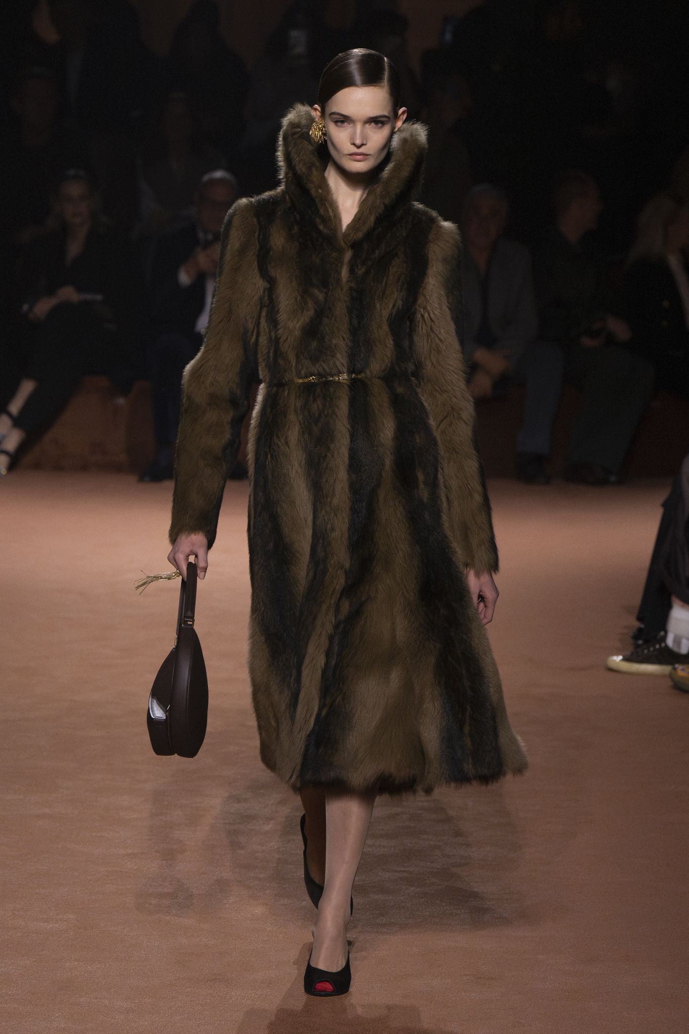 ルック】「フェンディ」2025-26年秋冬コレクション - WWDJAPAN