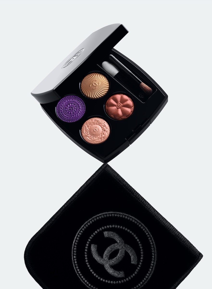 シャネル」の新作アイシャドウパレットは、メゾンを象徴するボタンが
