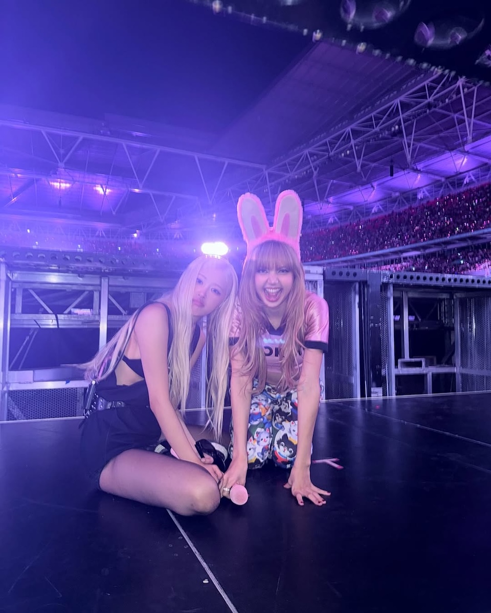 BLACKPINKリサがラブブに！ 「デッドライン」ワールドツアーで全身