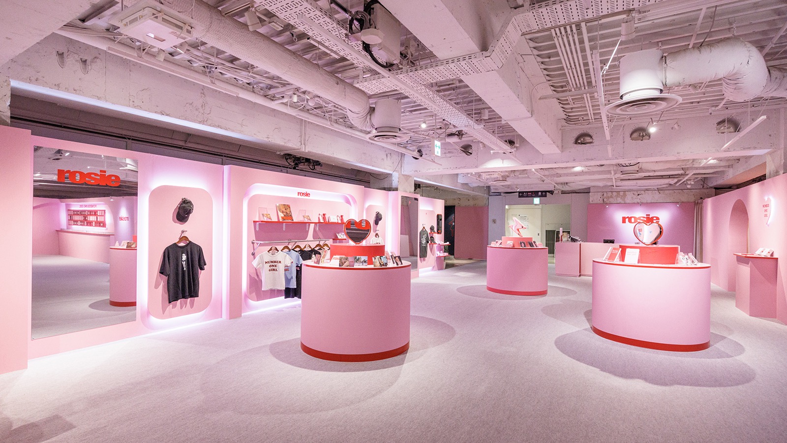 BLACKPINKのロゼが渋谷でポップアップを開催 限定アイテムやフォト