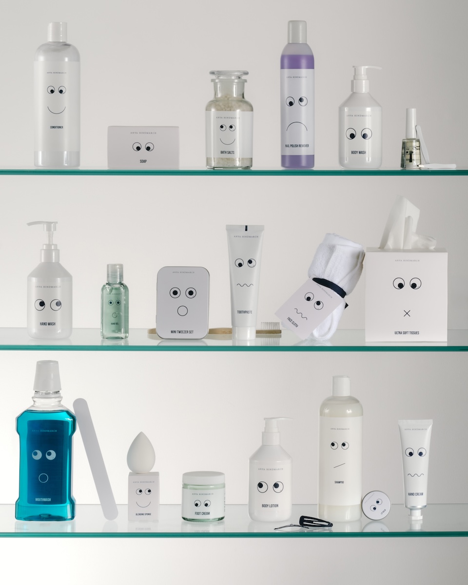 アニヤ・ハインドマーチ」がイギリスの老舗ドラッグストア「ブーツ」と