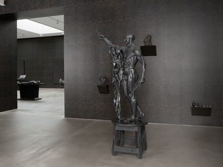 ダミアン・ハーストの最新展示を紹介。メガギャラリーから会員制クラブ