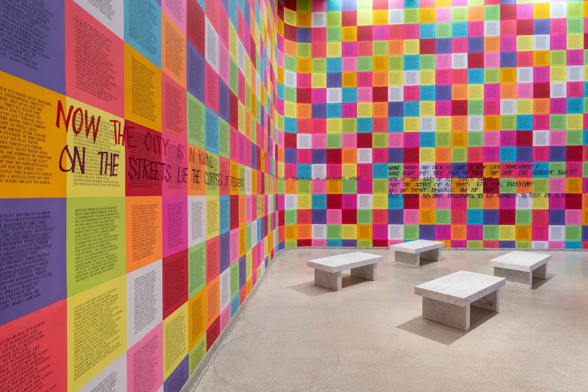 ことば」とアートについての考察──ジェニー・ホルツァーの最新展示に