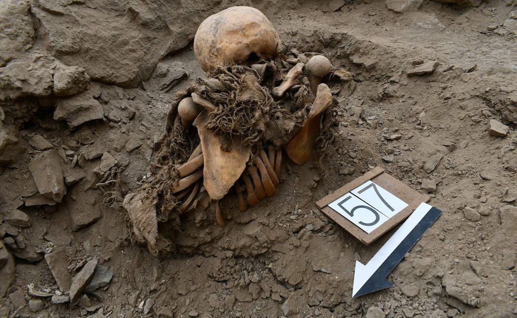 戦死した人々の遺骨がペルーで大量出土。激闘を勝ち抜いた同胞による