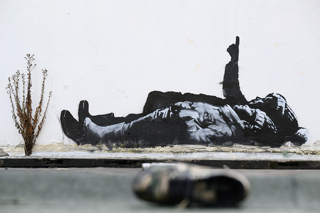 バンクシーの新作がロンドン2カ所に出現！「路上に横たわる子どもたち