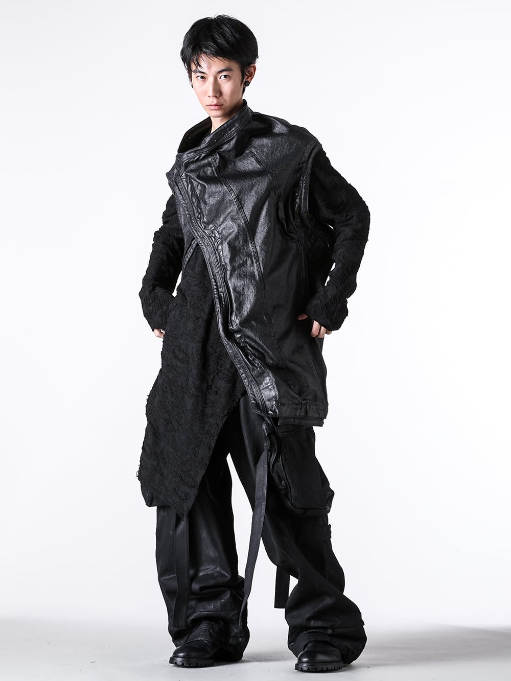 JULIUS 25SS コーティングデニムベスト オールブラックスタイリング