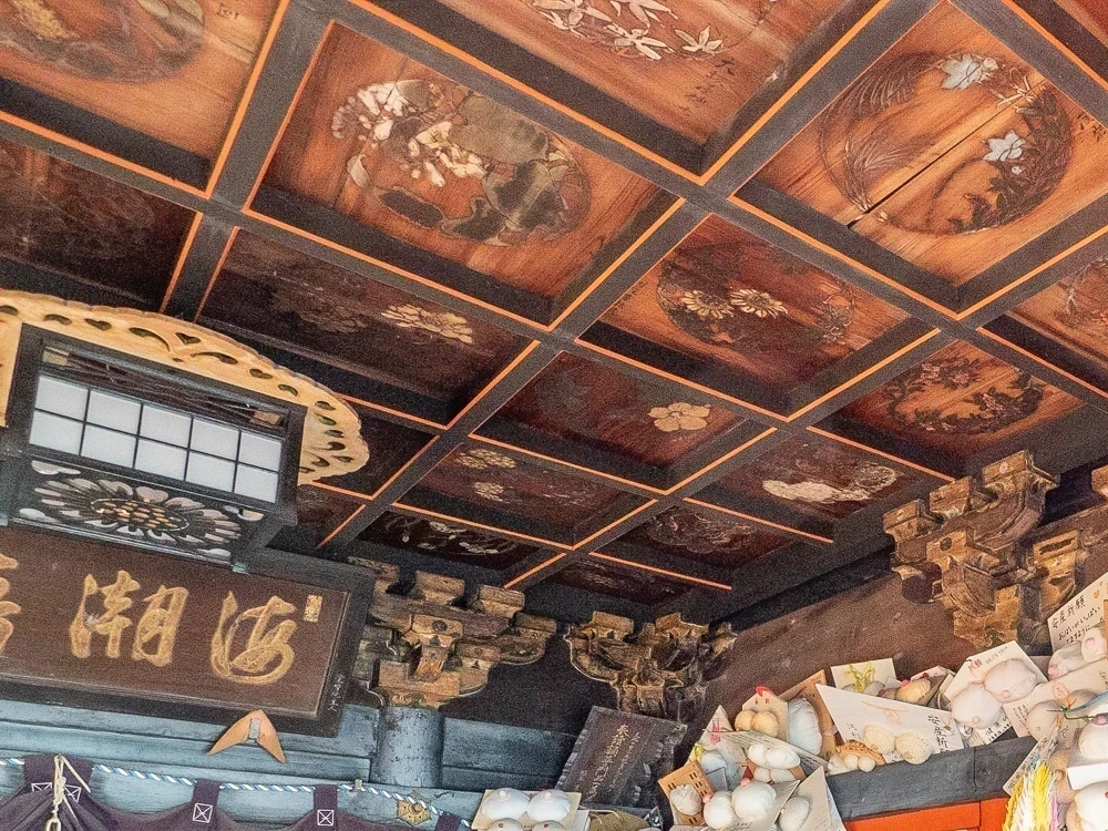 阿伏兎観音(磐台寺) 〜 岬の断崖絶壁に建つ朱塗りのお堂。目の前に