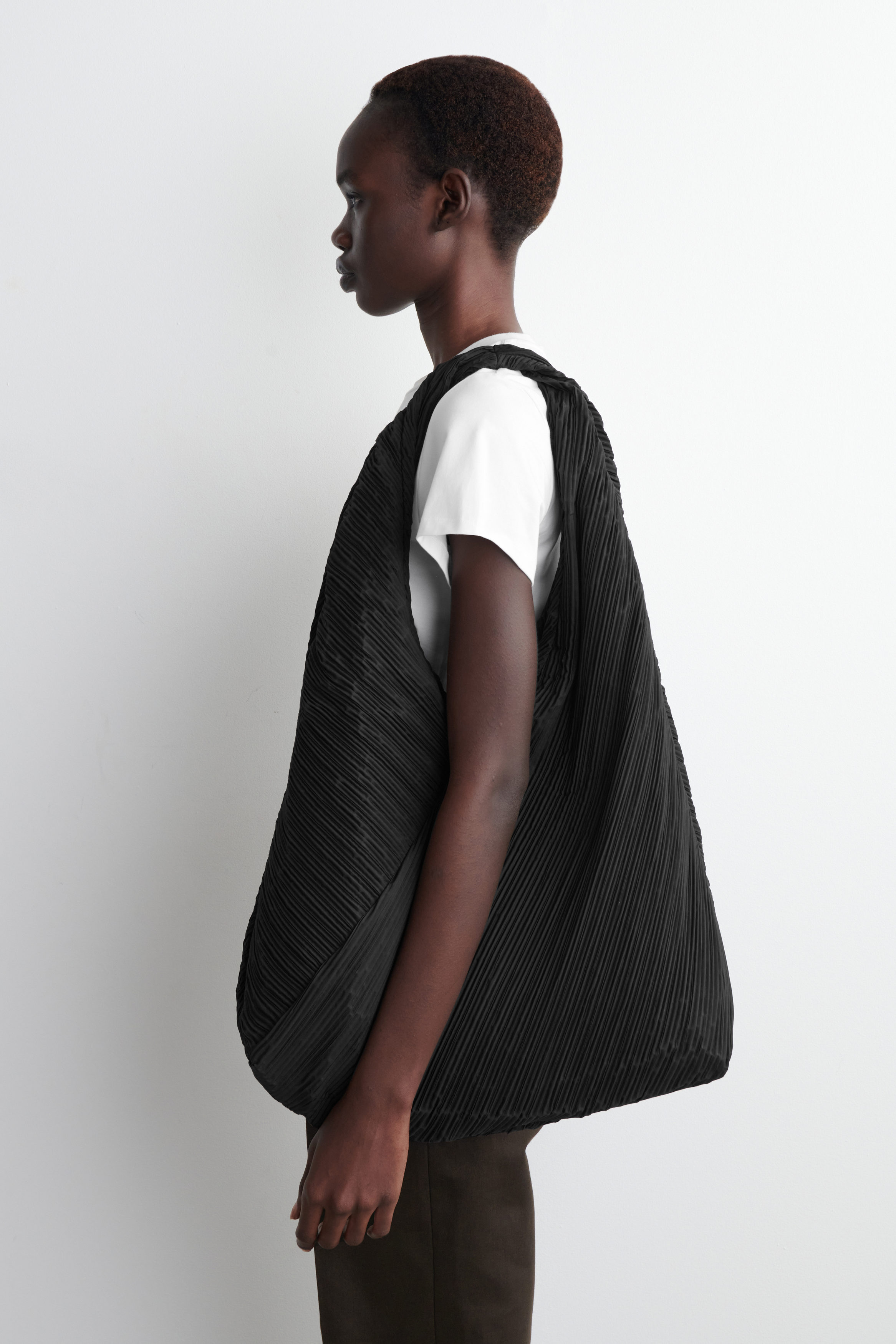 SCULPTURAL SHOULDER BAG – PLISSÉ - BLACK | COS