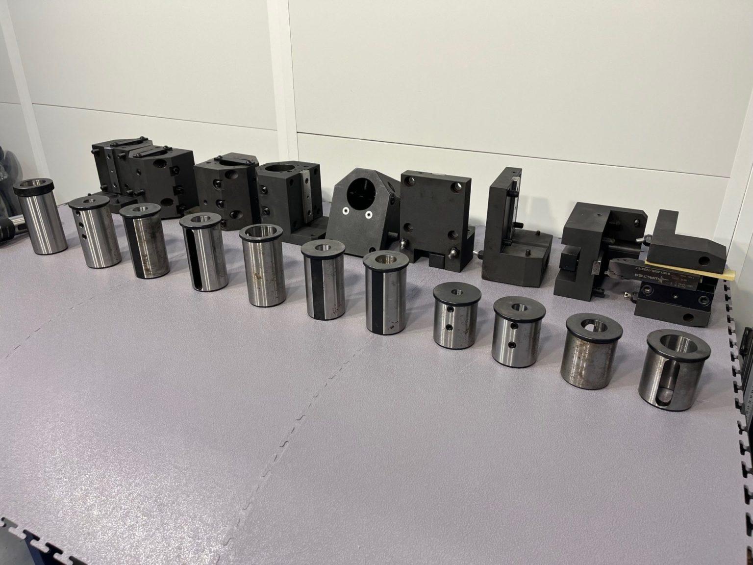 Hyundai WIA LV 800 RM vertical turret lathe with cnc Used machines