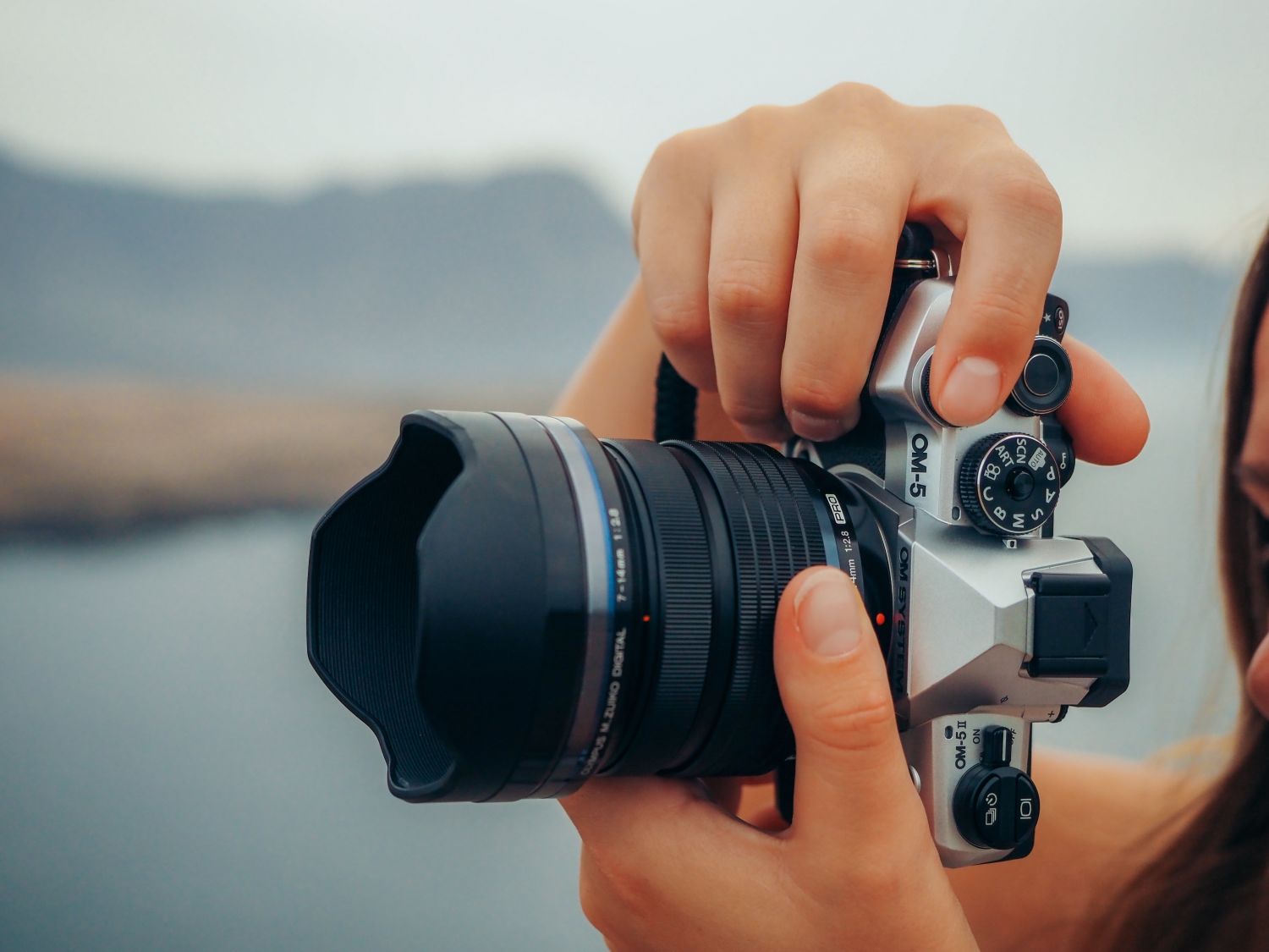 OM System OM-5 Mark II silver + 14-150mm II - Foto Erhardt