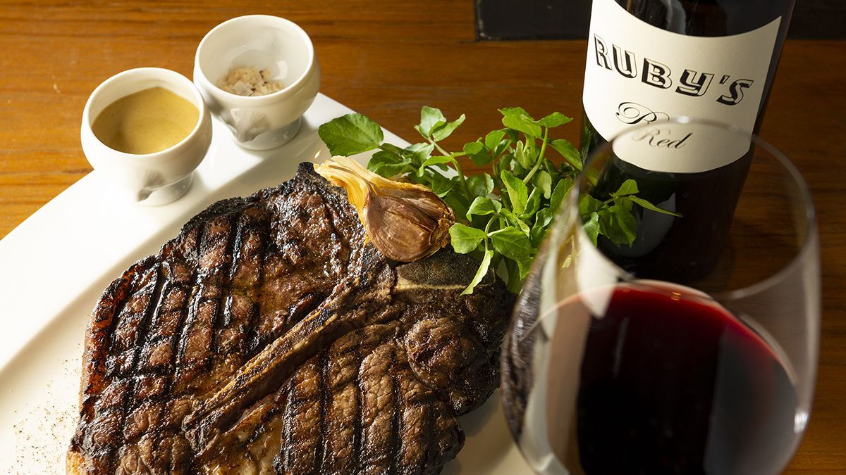 丸ごと1本分のウイスキーを染み込ませた極上ステーキ──ルビー