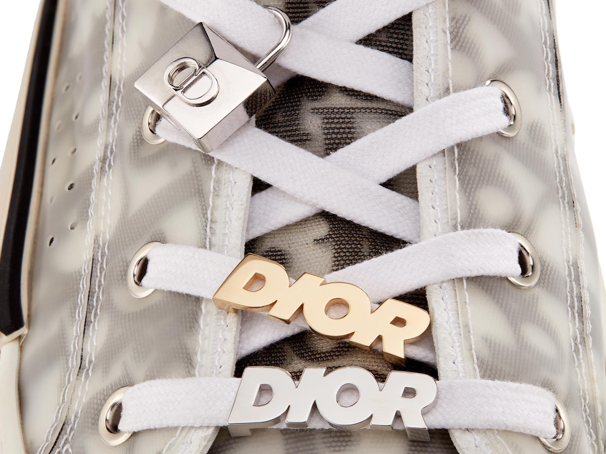 ディオールからスニーカーをカスタムできる新作チャームが発売！ | GQ
