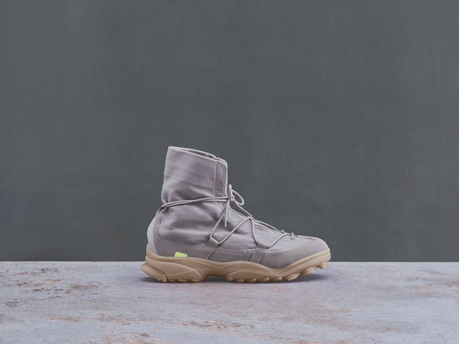 アディダス オリジナルスとOAMCのコラボ第3弾はハイカットのブーツ