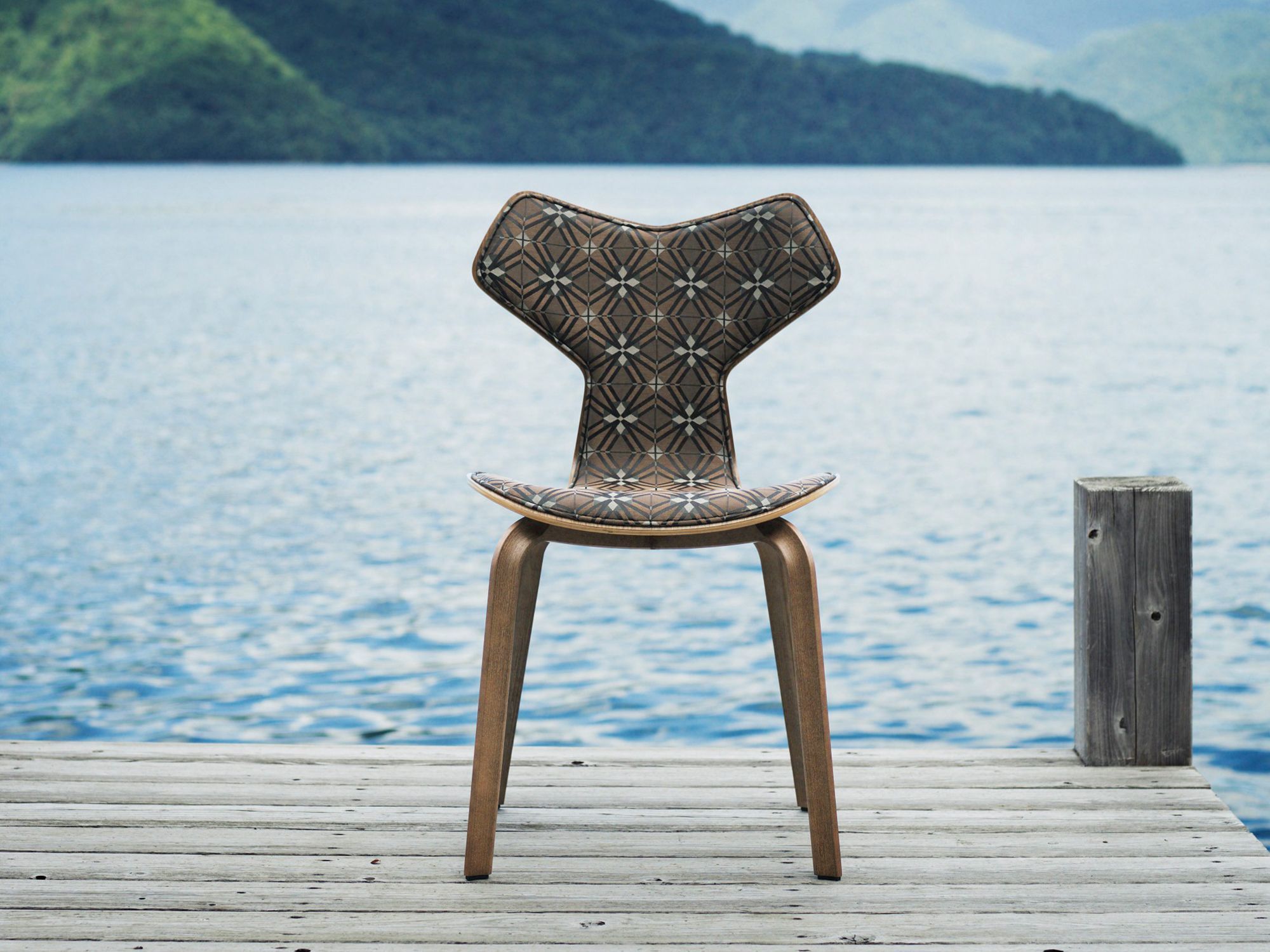 ホワイトマウンテニアリングが“椅子”を作った！ 家具ブランド