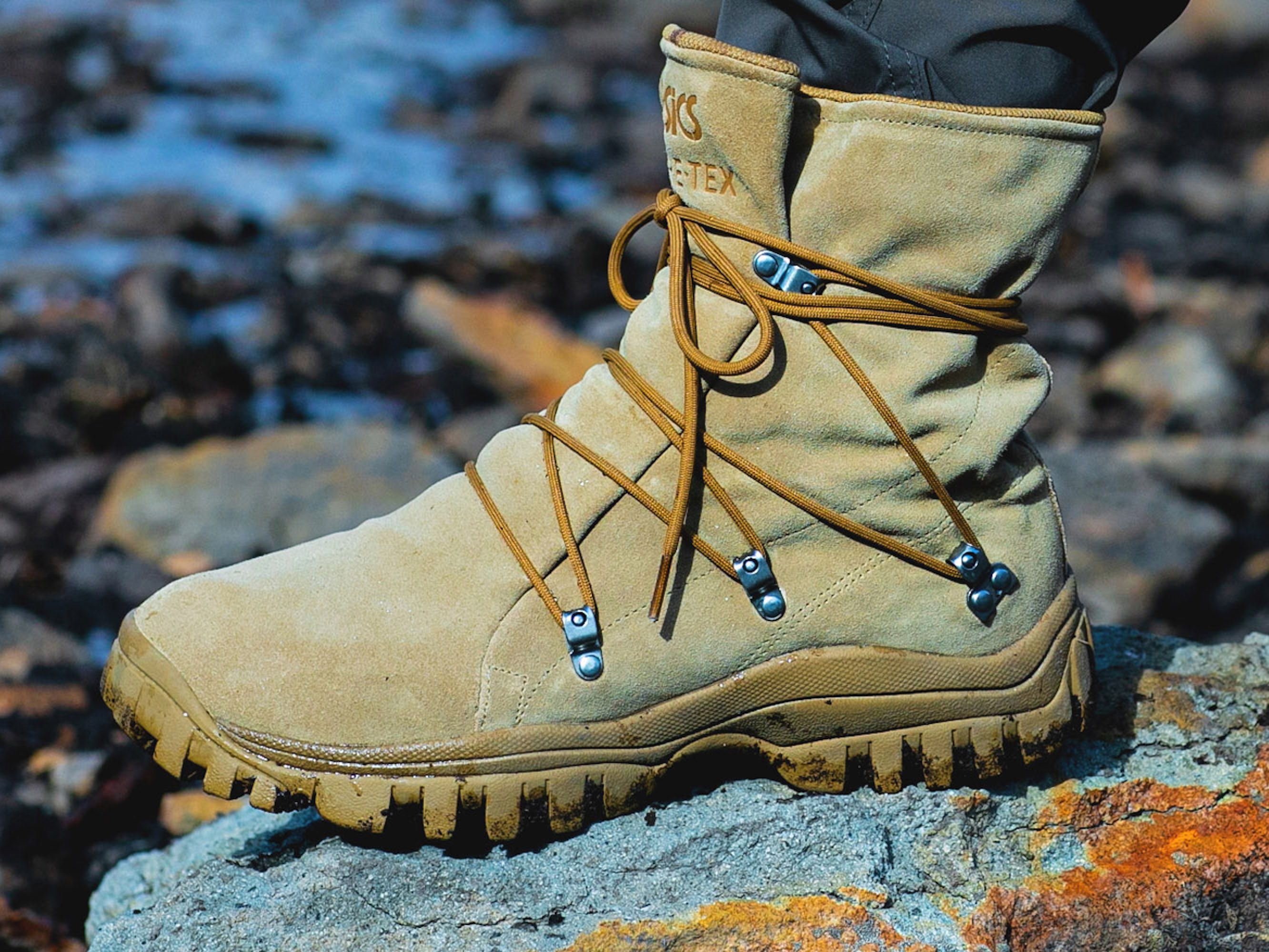 アシックス×ノンネイティブの最近コラボはゴアテックス仕様の