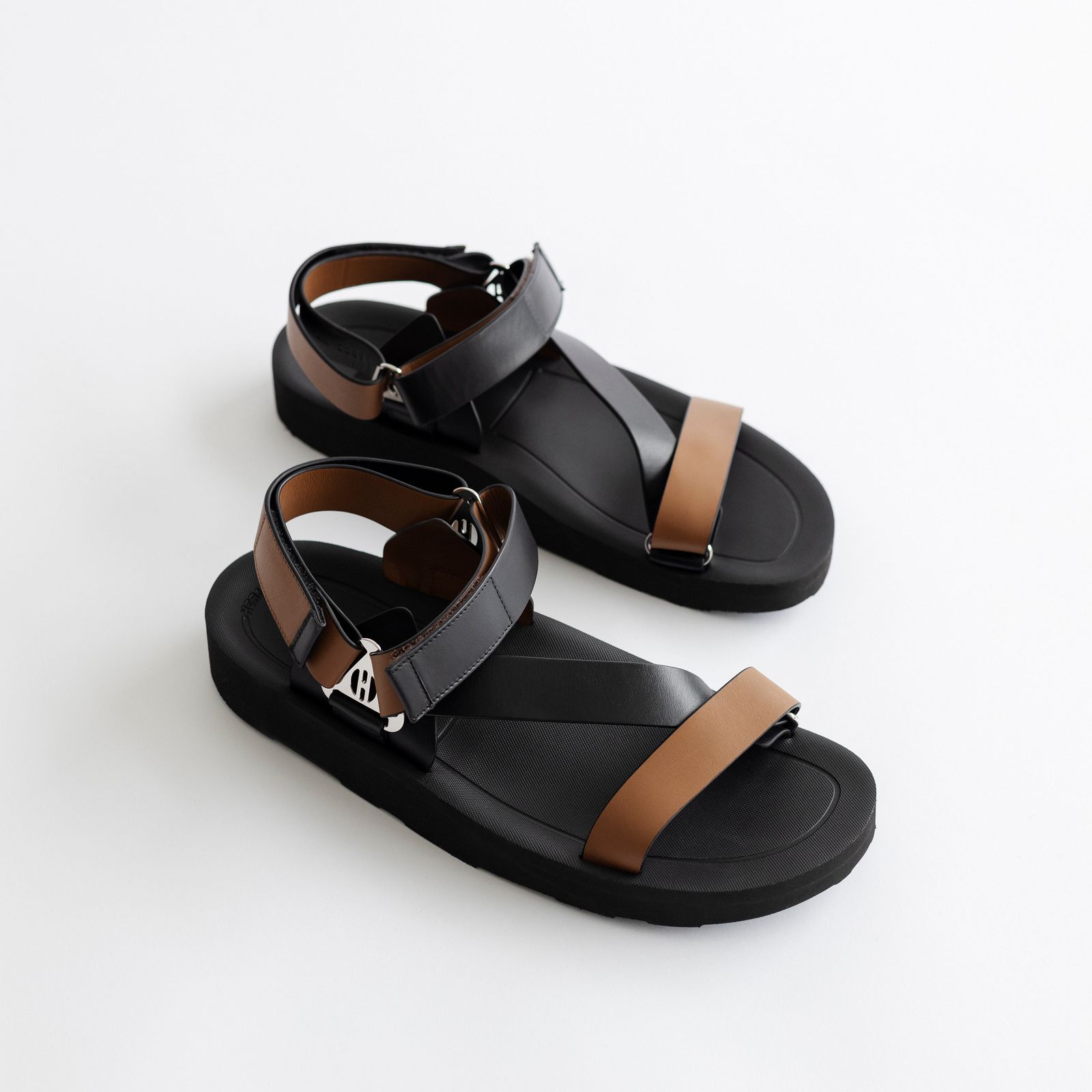 スポーツサンダルの大本命！ エルメスの1足 | GQ JAPAN