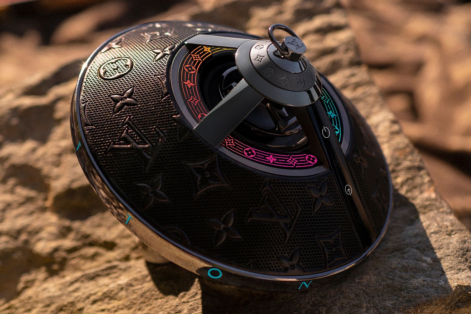 ルイ・ヴィトンのポータブルスピーカーは部屋によし、旅によし