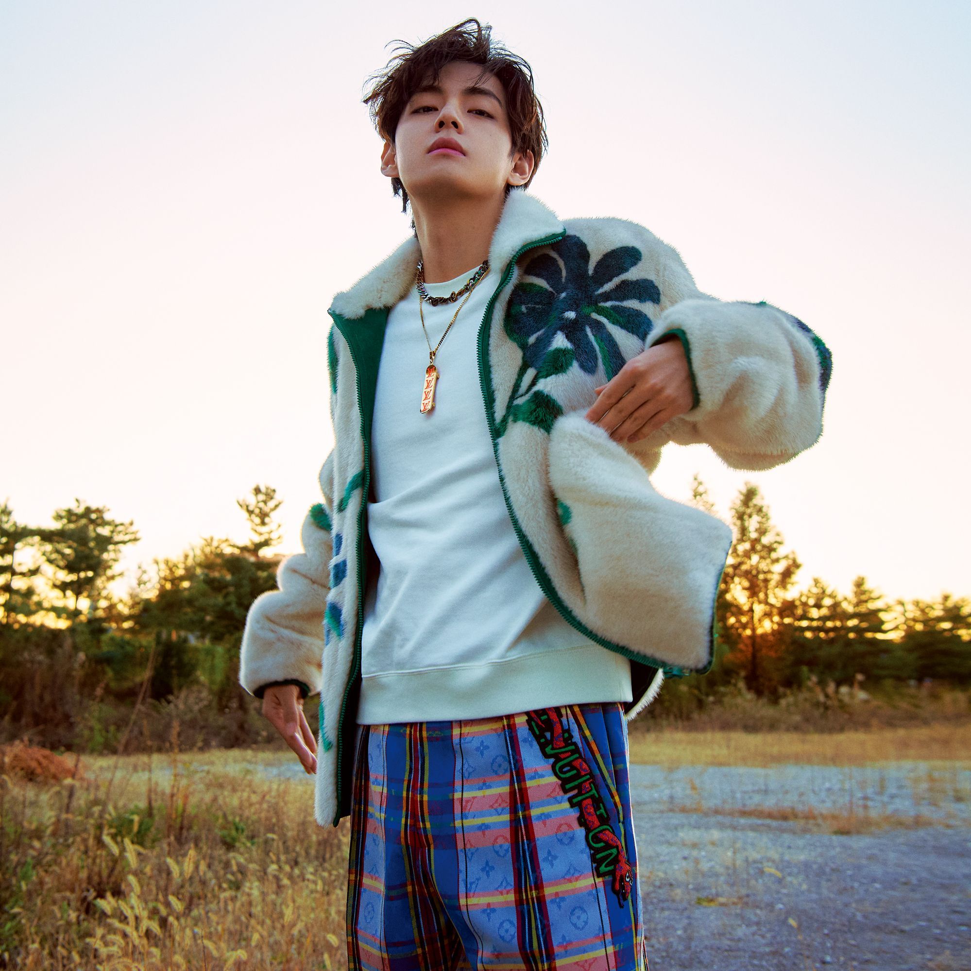 BTS V「仕事を終えるときは夕焼けを見たい」──世界を魅了する7人が