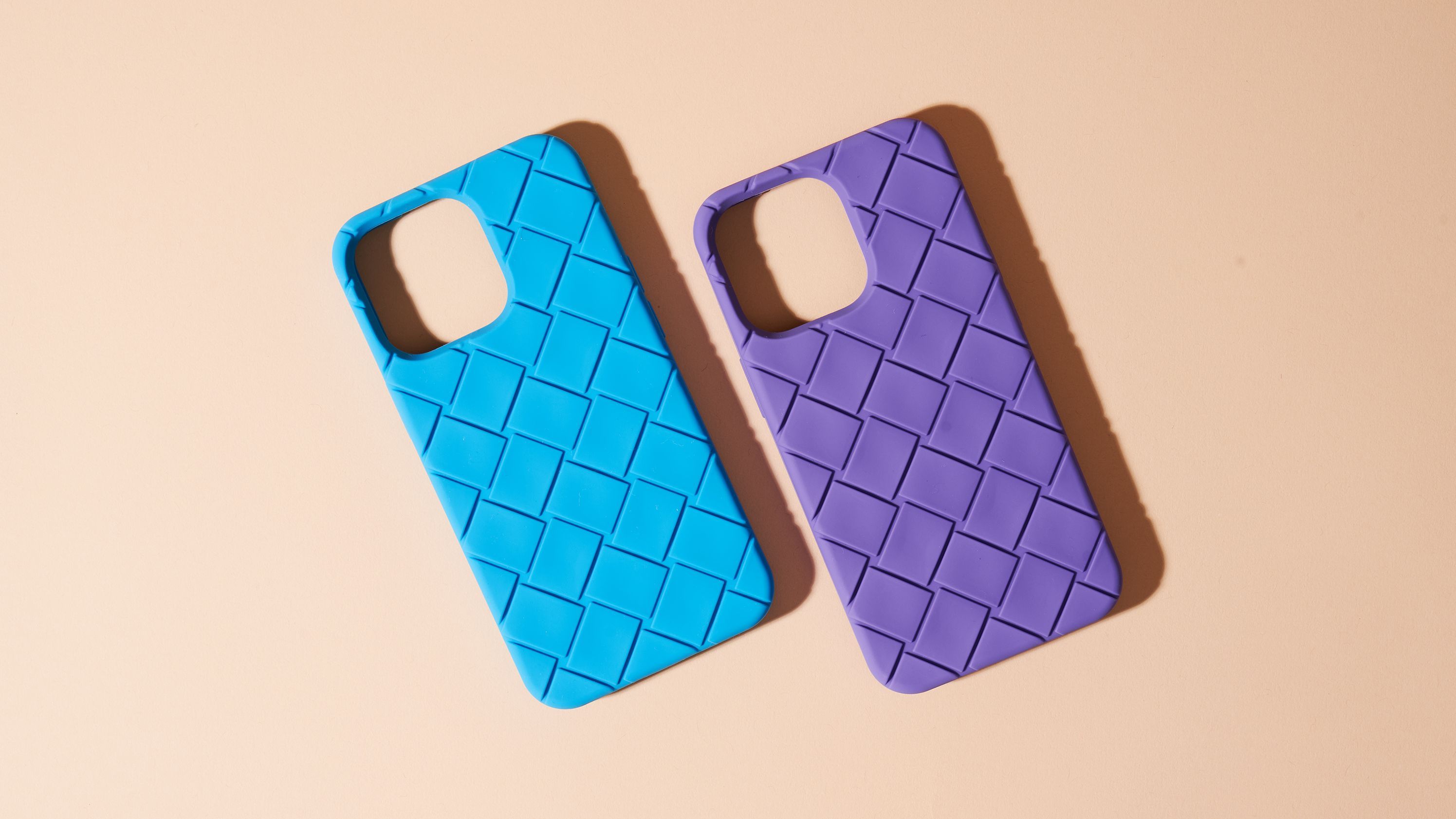 ギャラリー：ボッテガ・ヴェネタの人気iPhoneケースに新色誕生。AirTag