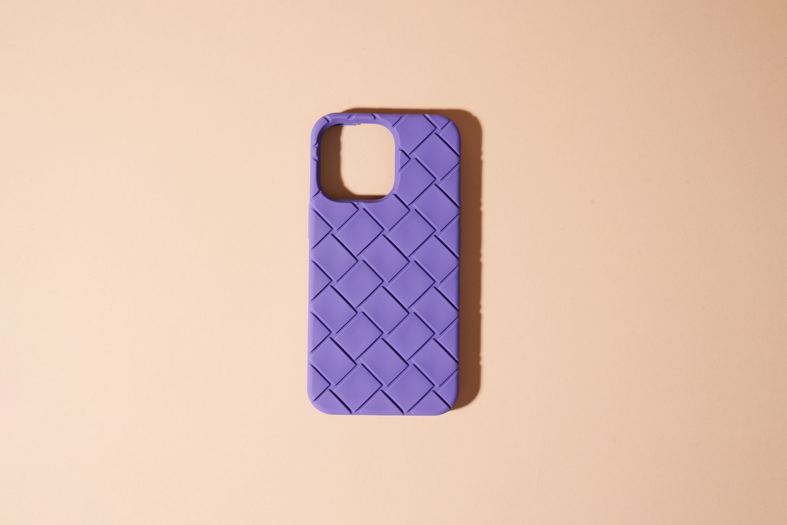 ボッテガ・ヴェネタの人気iPhoneケースに新色誕生。AirTagケースも新た