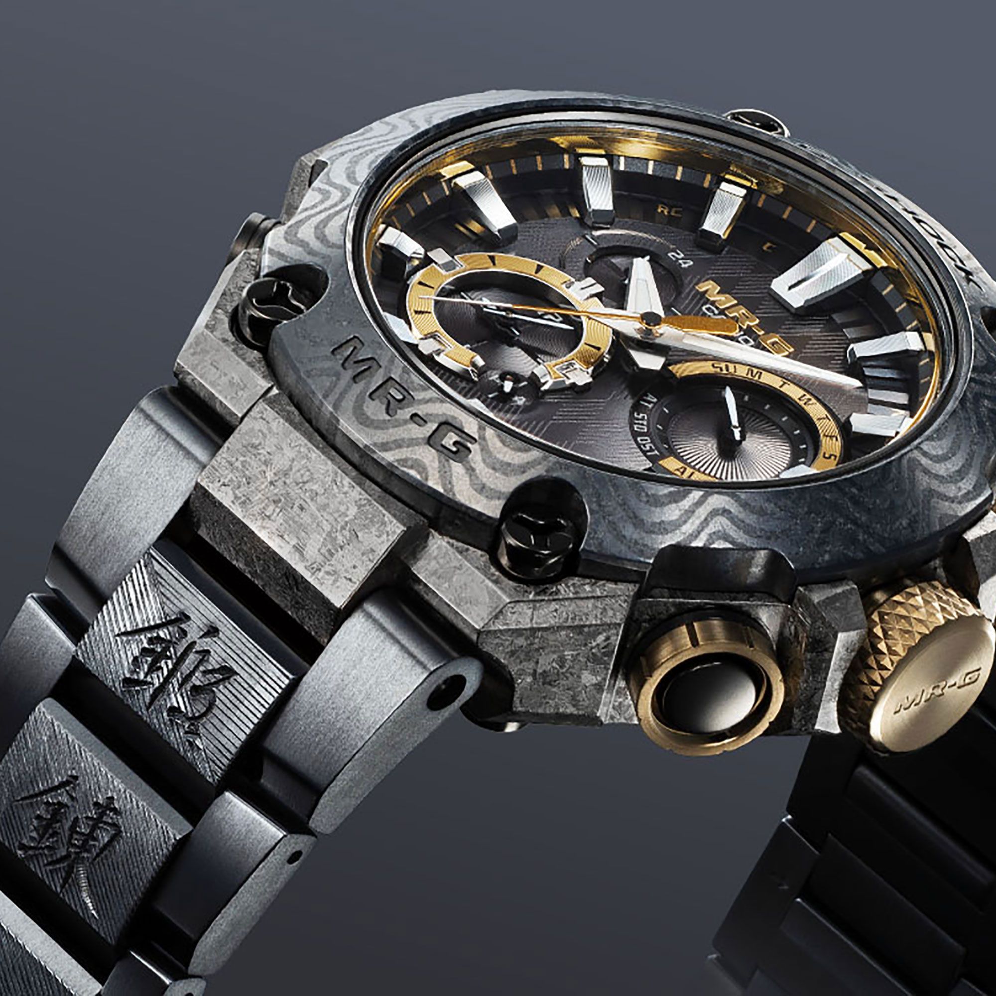 G-SHOCKの最上位シリーズ「MR-G」が刀鍛冶の名門「月山」とコラボ