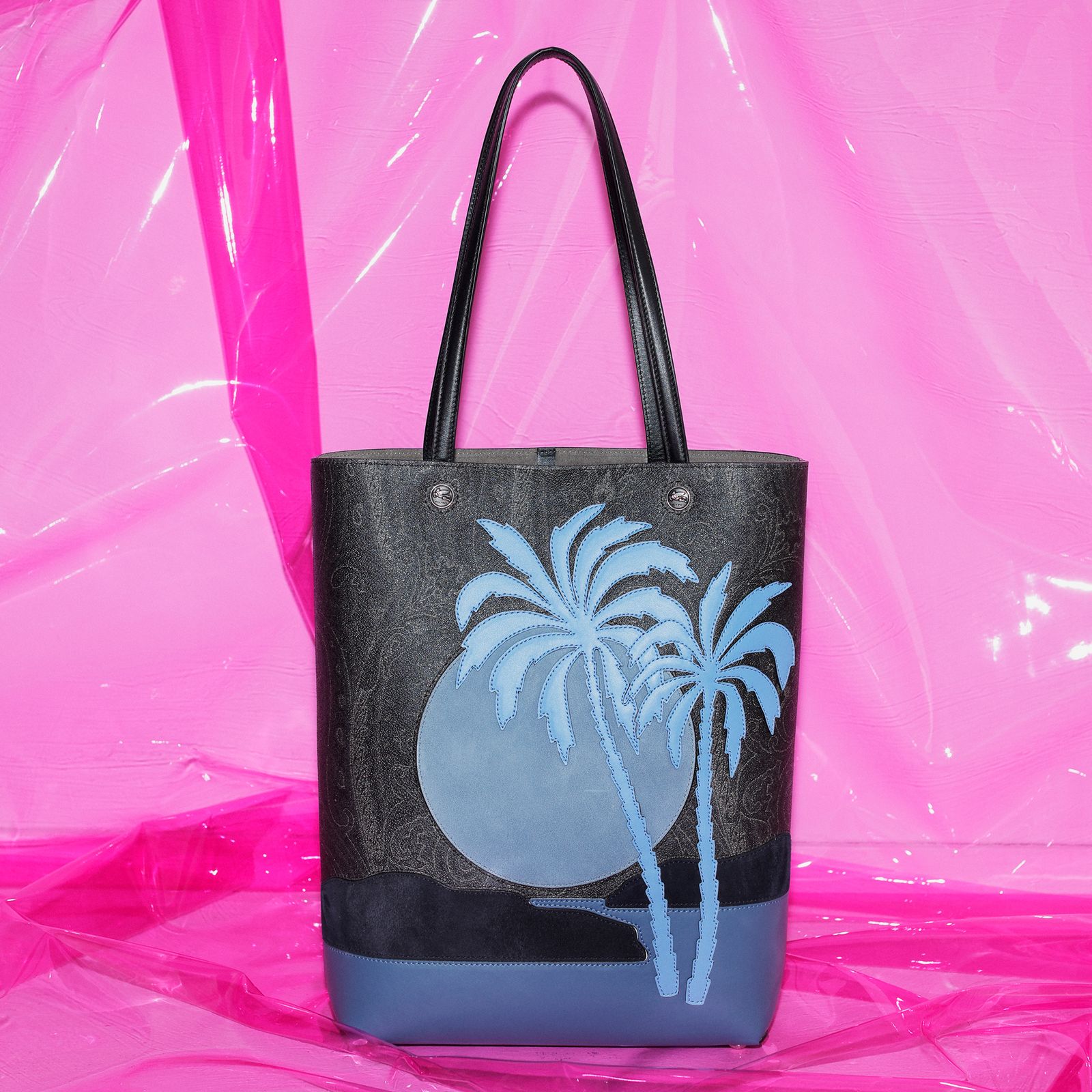 芸術的なデザインで魅了するエトロ──特集：2025年春はこの「バッグと