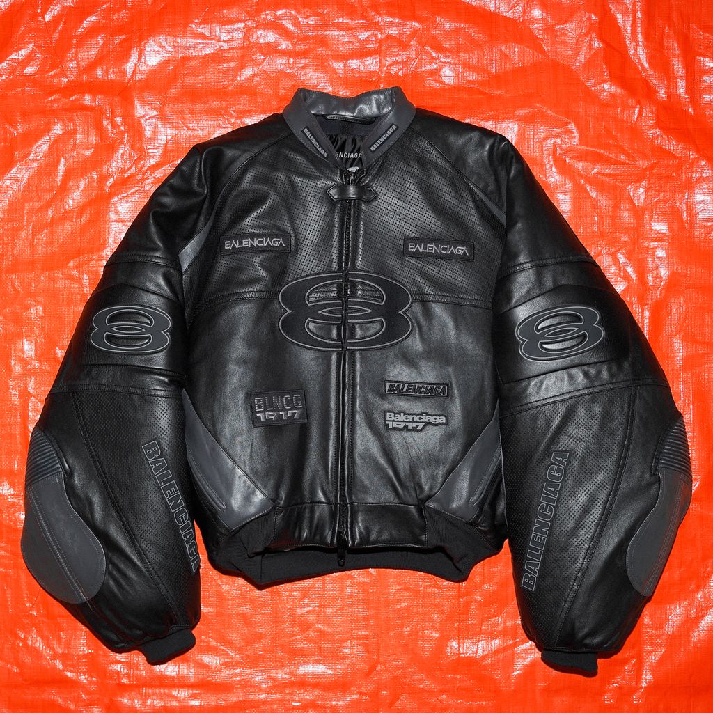 ギャラリー：バレンシアガの新作トップスで迫力あるシルエットを構築