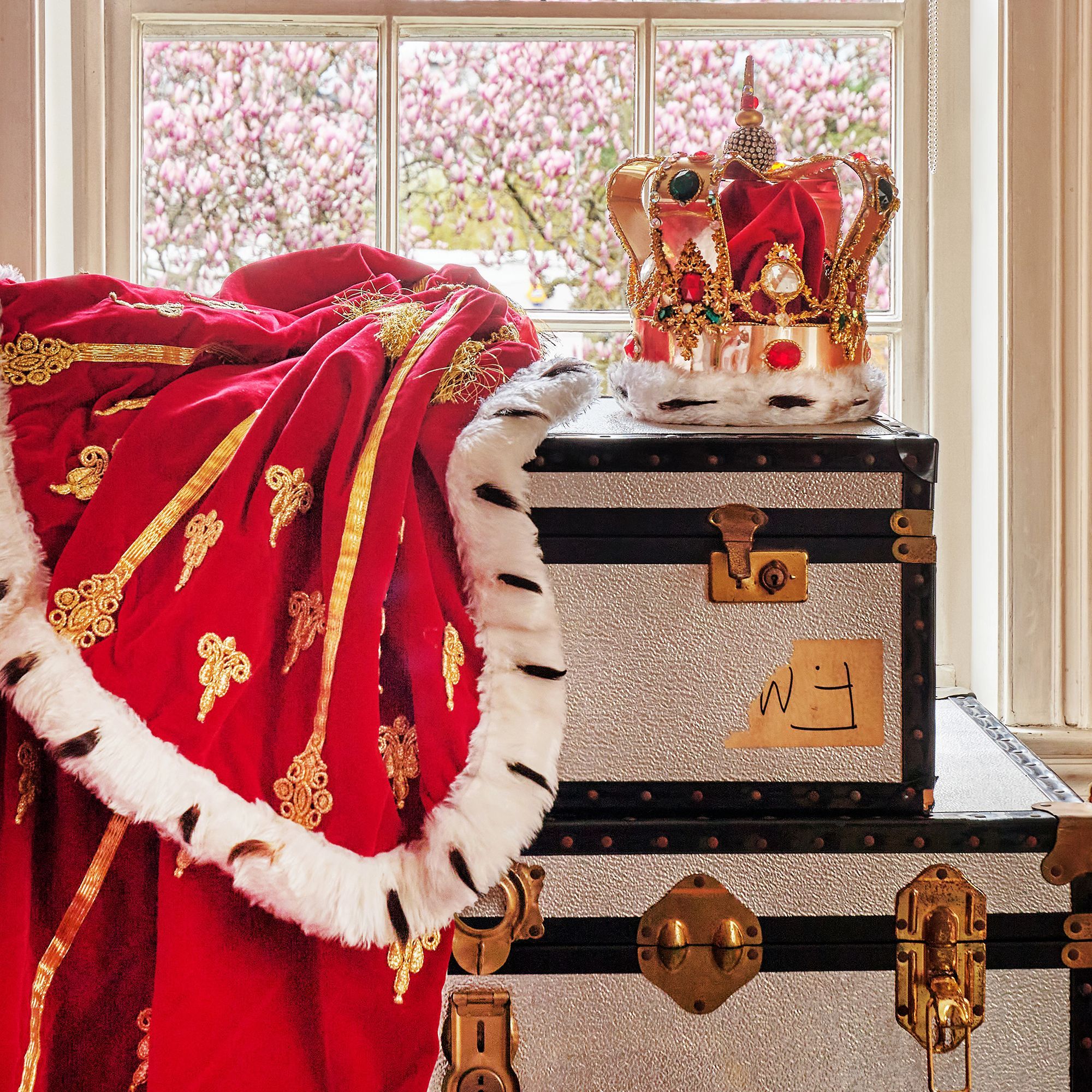 ギャラリー：フレディー・マーキュリー愛用の冠とマントも出品！ 落札