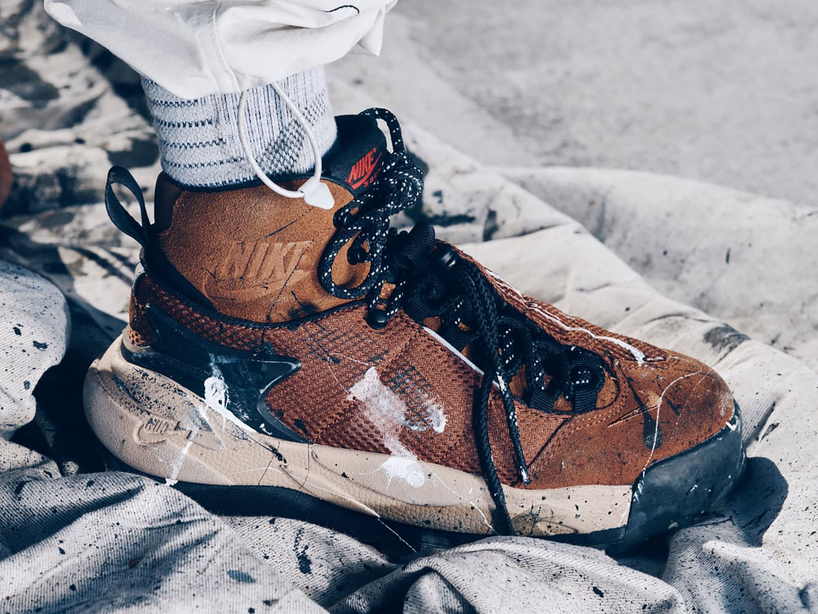 ナイキ×サカイの最新作「マグマスケープ」の3色がリリース！──GQ新着