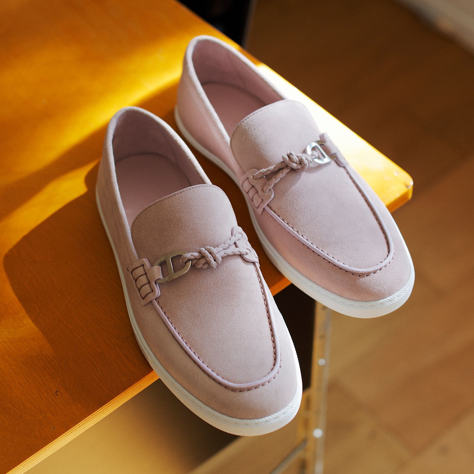 エルメスのシューズで足元に軽やかさと華やかさを加える──特集