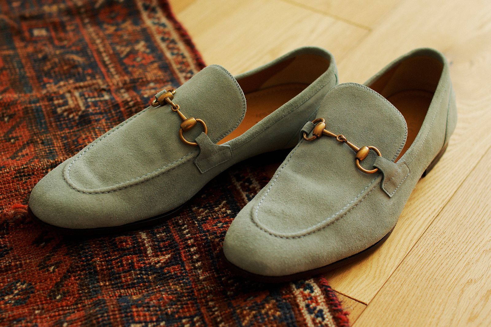 グッチの新作ローファーで抑制を効かせたスタイリングを構築──特集