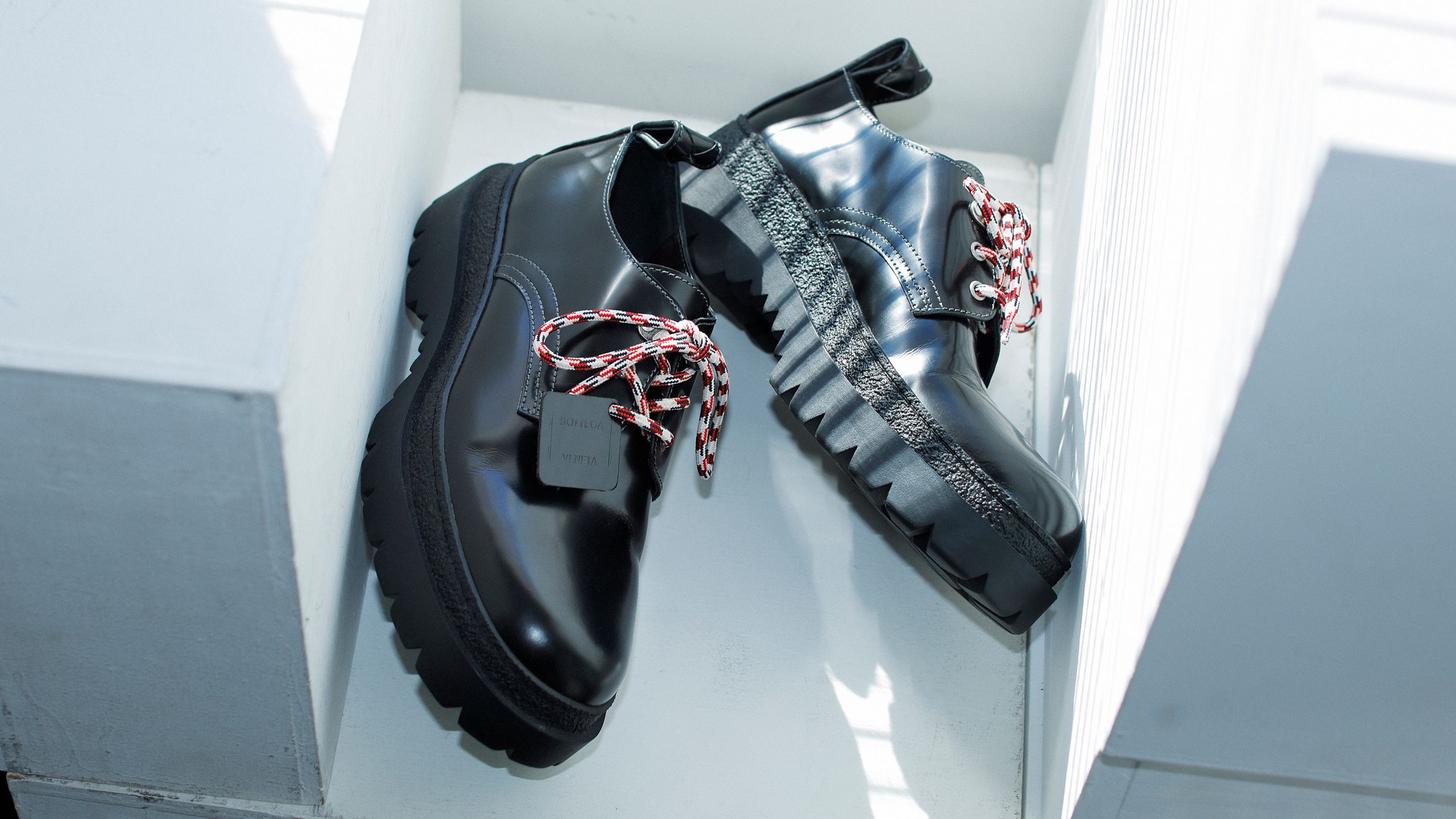 ワイドパンツに合わせるなら、ボッテガ・ヴェネタのフットウェア